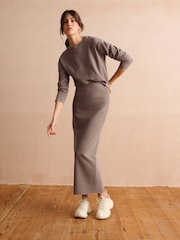 Neutral-Taupe - Kuscheliger Strick-Midirock mit Rippstruktur und Schlitz hinten - Bild 2 von 7
