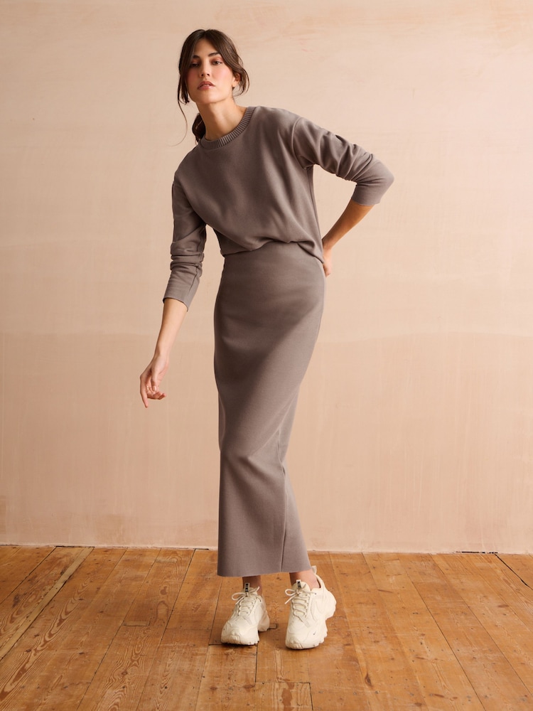Neutral-Taupe - Kuscheliger Strick-Midirock mit Rippstruktur und Schlitz hinten - Bild 2 von 7