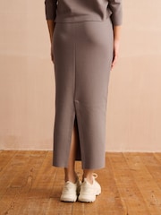 Neutral-Taupe - Kuscheliger Strick-Midirock mit Rippstruktur und Schlitz hinten - Bild 3 von 7