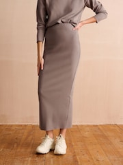 Neutral-Taupe - Kuscheliger Strick-Midirock mit Rippstruktur und Schlitz hinten - Bild 4 von 7