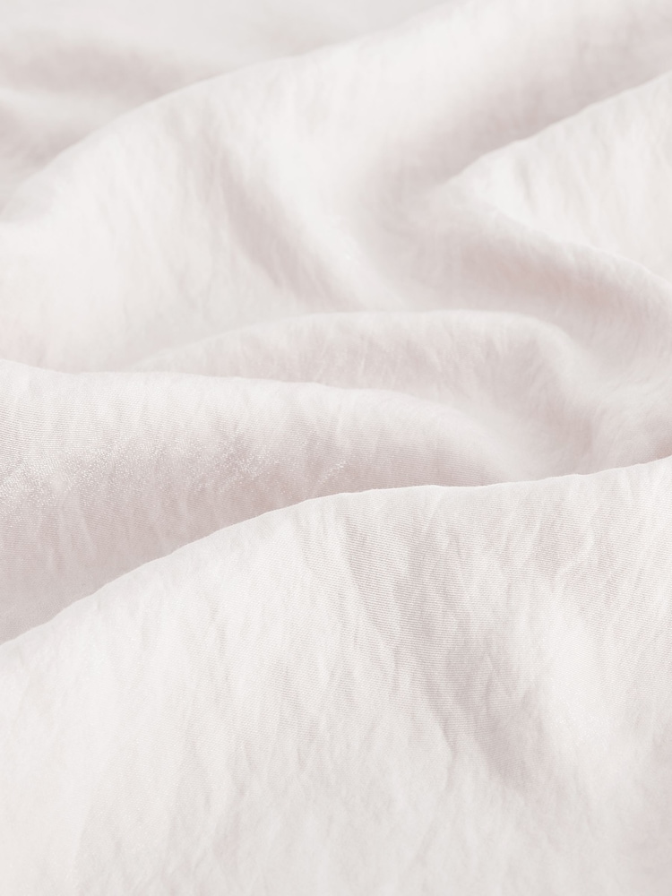 Neutrale Farbe - Ärmelloses, gerade geschnittenes Kleid in Metallic-Optik mit Knotendetail an der Schulter - Bild 7 von 7 Neutrale Farbe - Ärmelloses, gerade geschnittenes Kleid in Metallic-Optik mit Knotendetail an der Schulter - Bild 7 von 7