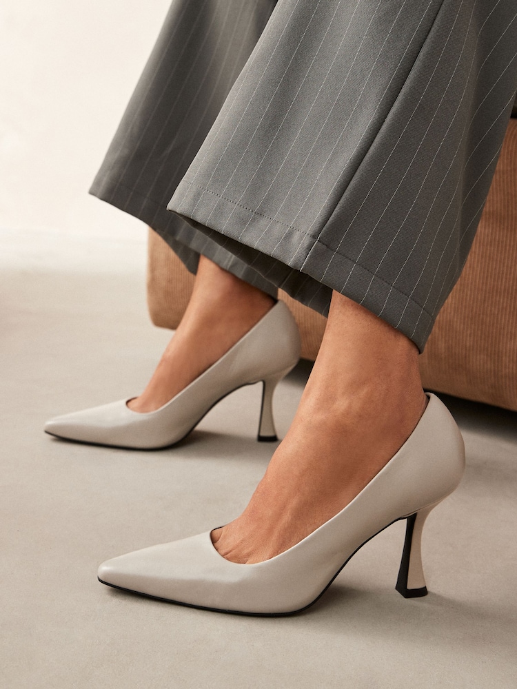 Kostno bela - Forever Comfort® Leather Chisel Toe Heel Court Shoes - Slika 2 iz 7
