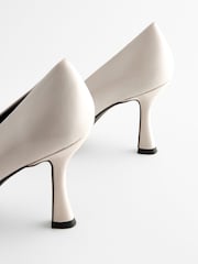 Kostno bela - Forever Comfort® Leather Chisel Toe Heel Court Shoes - Slika 7 iz 7