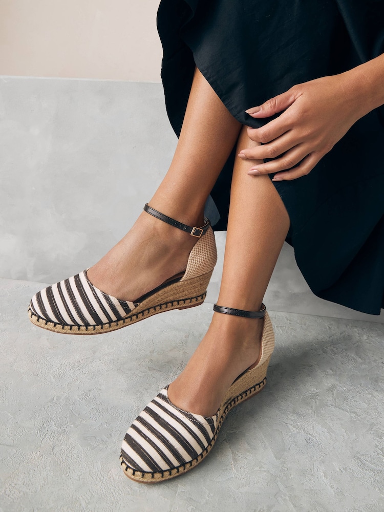 Schwarz-weiß gestreift - Forever Comfort® Schuhe mit geschlossener Zehenpartie und Keilabsatz - Bild 2 von 7 Schwarz-weiß gestreift - Forever Comfort® Schuhe mit geschlossener Zehenpartie und Keilabsatz - Bild 2 von 7