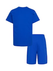 Azul - Conjunto de camiseta y pantalones cortos para niños pequeños con logo pequeño de Nike - Imagen 2 de 5