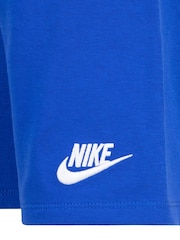 Azul - Conjunto de camiseta y pantalones cortos para niños pequeños con logo pequeño de Nike - Imagen 4 de 5