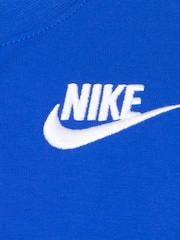 Azul - Conjunto de camiseta y pantalones cortos para niños pequeños con logo pequeño de Nike - Imagen 5 de 5