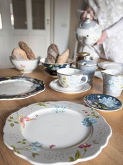 Laura Ashley Set of 4 Cream Heritage Collectables Plates - Image 3 of 3