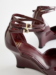 Burgundsko rdeča - Koničasti čevlji s polno peto in dvojnimi paščki Forever Comfort® - Slika 4 iz 6