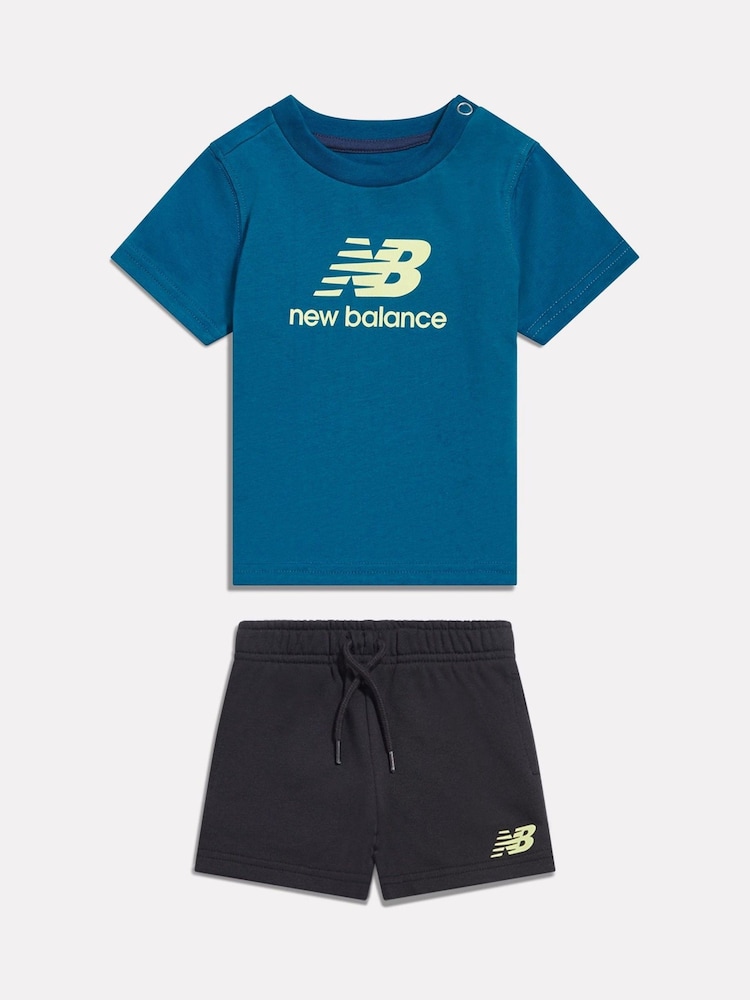 Ensemble t-shirt et short New Balance à motif superposé - Image 1 sur 4 Ensemble t-shirt et short New Balance à motif superposé - Image 1 sur 4
