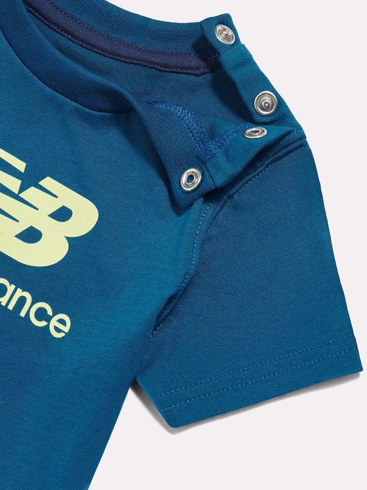 Ensemble t-shirt et short New Balance à motif superposé - Image 4 sur 4 Ensemble t-shirt et short New Balance à motif superposé - Image 4 sur 4