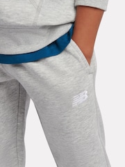 Gris - Conjunto de pantalón deportivo y pantalones de chándal con cremallera y logo pequeño de New Balance. - Imagen 5 de 10