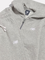 Gris - Conjunto de pantalón deportivo y pantalones de chándal con cremallera y logo pequeño de New Balance. - Imagen 8 de 10