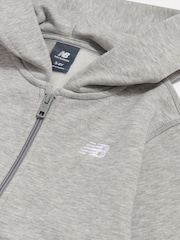 Gris - Conjunto de pantalón deportivo y pantalones de chándal con cremallera y logo pequeño de New Balance. - Imagen 9 de 10