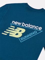 Mėlyna - „New Balance Athletics“ bėgimo marškinėliai su grafiniais elementais - 4 paveikslėlis iš 4