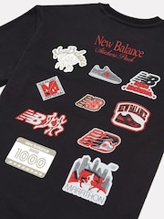 Melns - New Balance uzlīmju komplekta grafiskais T-krekls - Attēls 3 no 4