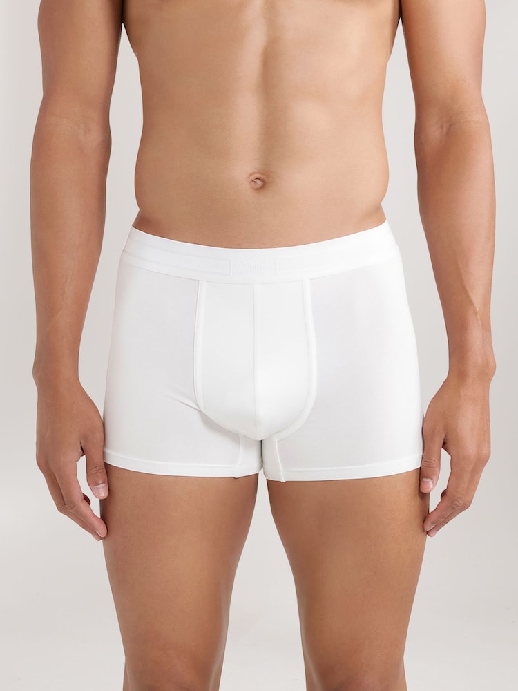 أبيض - شورت بوكسر من Reiss Che CHÉ Studios بألياف TENCEL™ - صورة 1 من 5