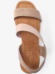 Taupe - Forever Comfort® Schuhe mit Keilabsatz und elastischen Riemen - Bild 3 von 4