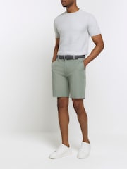 Verde - Pantalones cortos tipo chinos de corte slim con cinturón 100% algodón de River Island - Imagen 1 de 3