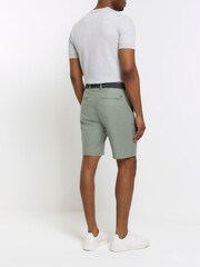 Verde - Pantalones cortos tipo chinos de corte slim con cinturón 100% algodón de River Island - Imagen 2 de 3