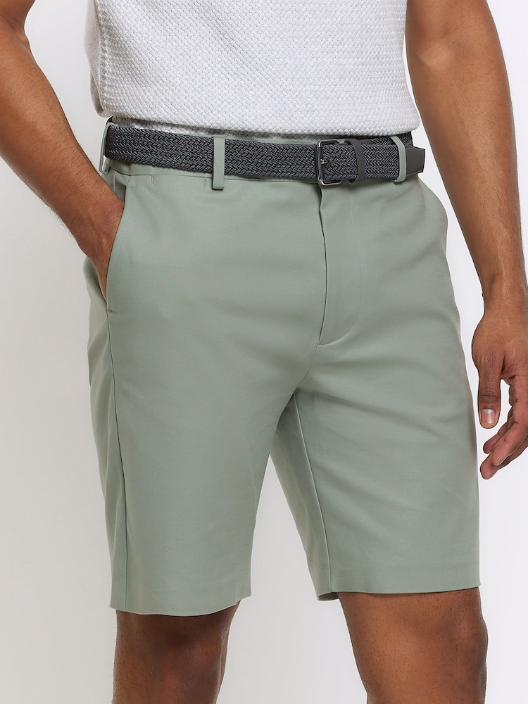 Verde - Pantalones cortos tipo chinos de corte slim con cinturón 100% algodón de River Island - Imagen 3 de 3