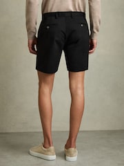 Negro - Pantalones cortos chinos informales de estilo corto Wicket S de Reiss - Imagen 5 de 6