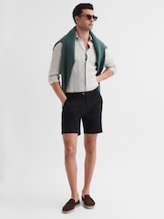 Negro - Pantalones cortos chinos informales de estilo corto Wicket S de Reiss - Imagen 6 de 6
