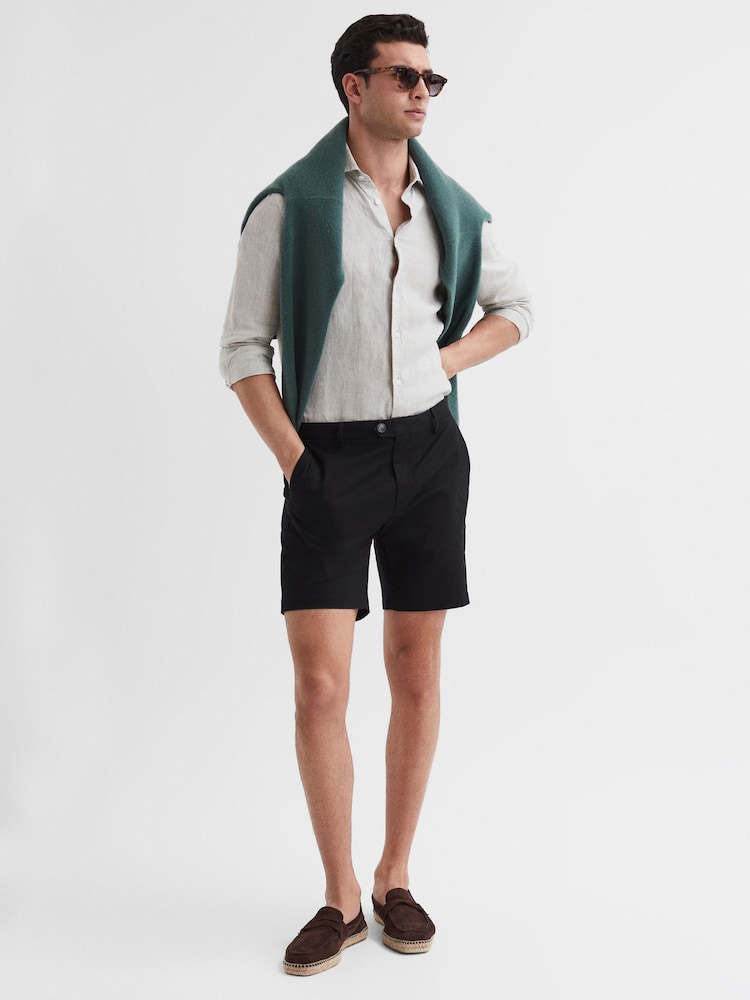 Negro - Pantalones cortos chinos informales de estilo corto Wicket S de Reiss - Imagen 6 de 6