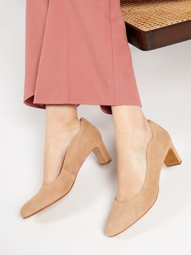 Nude - Jones Bootmaker – Lederpumps „Zoey“ - Bild 1 von 6 Nude - Jones Bootmaker – Lederpumps „Zoey“ - Bild 1 von 6