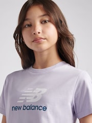 Morado - Camiseta con logotipo apilado para niña de New Balance - Imagen 4 de 8