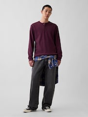 Burgundijas sarkans - Gap Relaxed Henley T-krekls - Attēls 3 no 5