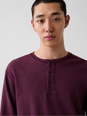 Burgundijas sarkans - Gap Relaxed Henley T-krekls - Attēls 4 no 5
