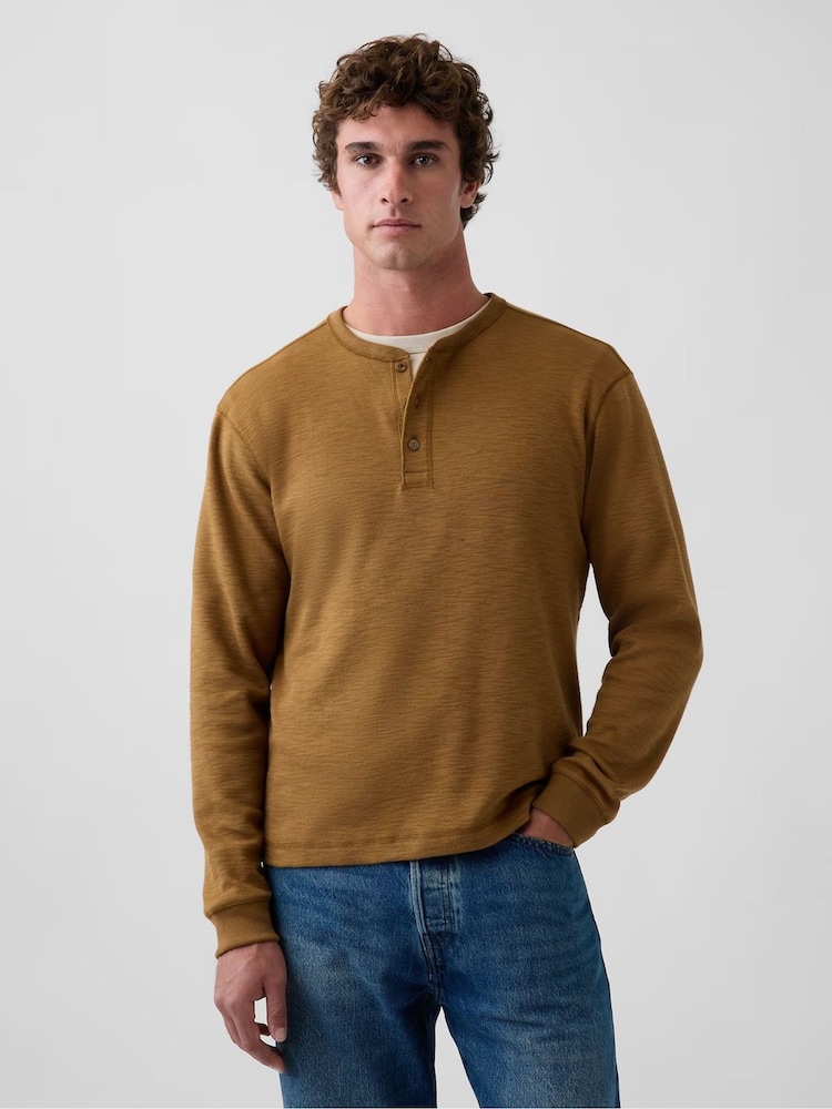 Dzeltenbrūns - Gap Relaxed Henley T-krekls - Attēls 1 no 5