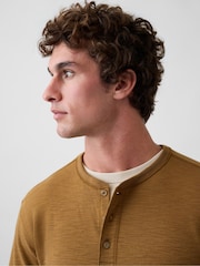 Dzeltenbrūns - Gap Relaxed Henley T-krekls - Attēls 4 no 5