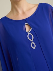 Gina Bacconi Diamante Trim Chiffon Cape Dress - Imagen 4 de 7