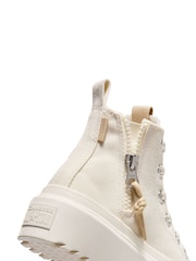 حذاء رياضة بِعروات ونعل سميك للصغار من Converse - Image 10 of 10