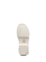 حذاء رياضة بِعروات ونعل سميك للصغار من Converse - Image 9 of 10