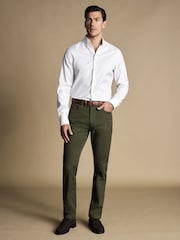 Зеленый - Саржевые джинсы зауженного кроя с 5 карманами Charles Tyrwhitt - Изображение 3 из 5