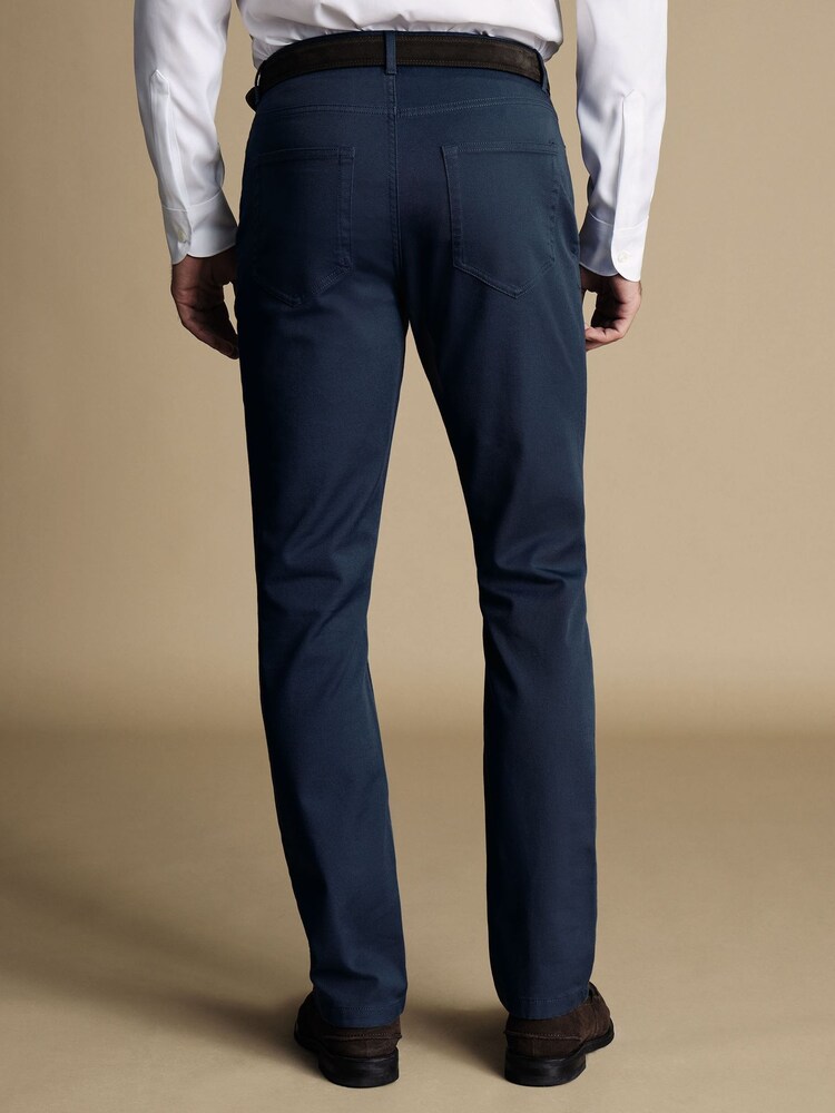 Синий - Саржевые джинсы зауженного кроя с 5 карманами Charles Tyrwhitt - Изображение 2 из 5