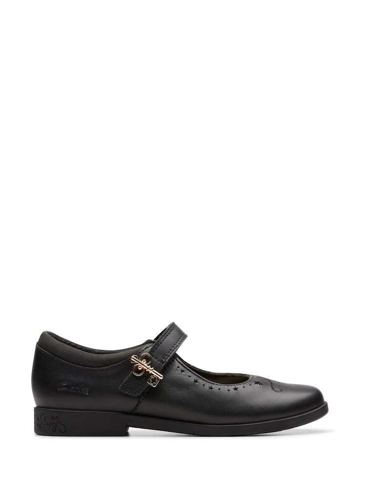 Negro oscuro - Zapatos escolares tipo merceditas de charol con cierre mágico para niñas pequeñas de Clarks - Imagen 1 de 7 Negro oscuro - Zapatos escolares tipo merceditas de charol con cierre mágico para niñas pequeñas de Clarks - Imagen 1 de 7