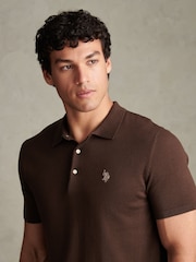 بني - قميص بولو قطن ممشط من U.S. Polo Assn. - صورة 2 من 6