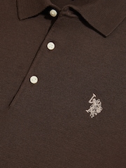 بني - قميص بولو قطن ممشط من U.S. Polo Assn. - صورة 6 من 6