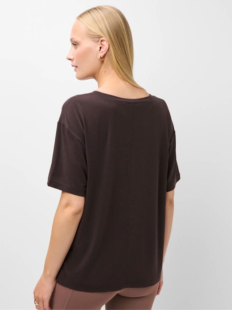T-shirt Sweaty Betty Soft Flow Studio à Col en V - Image 2 sur 6 T-shirt Sweaty Betty Soft Flow Studio à Col en V - Image 2 sur 6
