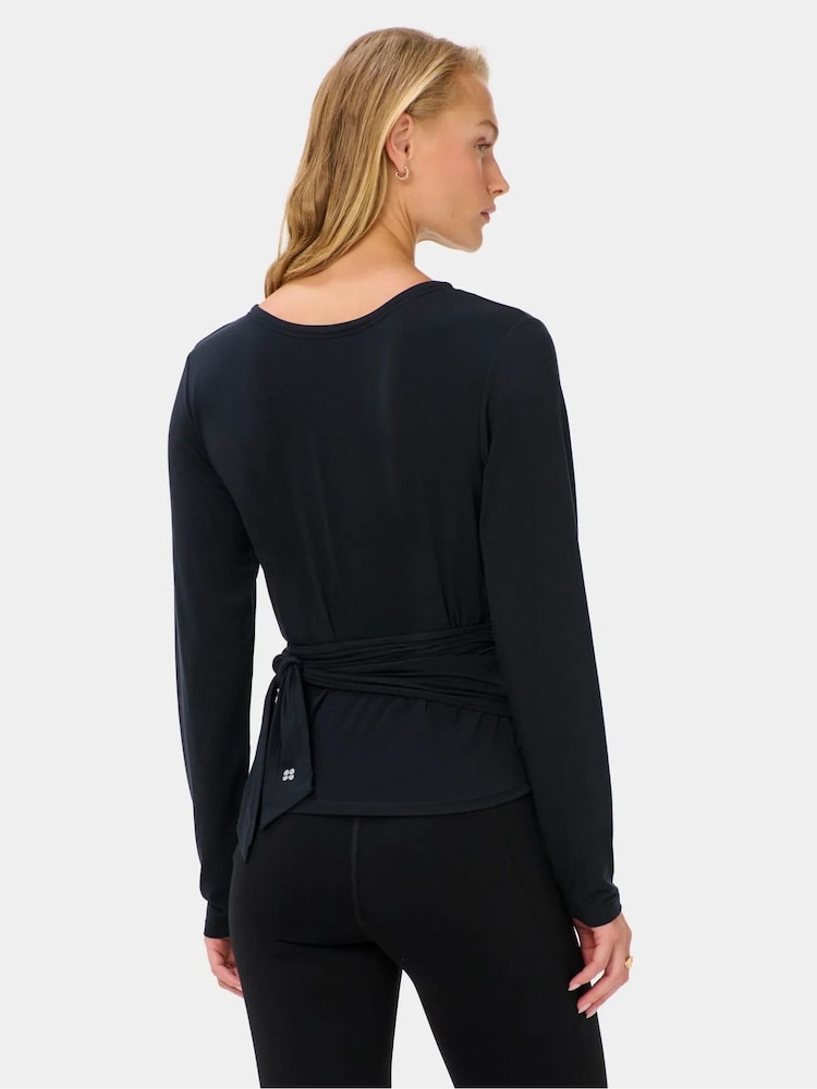 أسود - رداء عُلوي Wear Your Way بكُم طويل من تشكيلة Soft Flow Studio من Sweaty Betty - صورة 2 من 6 أسود - رداء عُلوي Wear Your Way بكُم طويل من تشكيلة Soft Flow Studio من Sweaty Betty - صورة 2 من 6