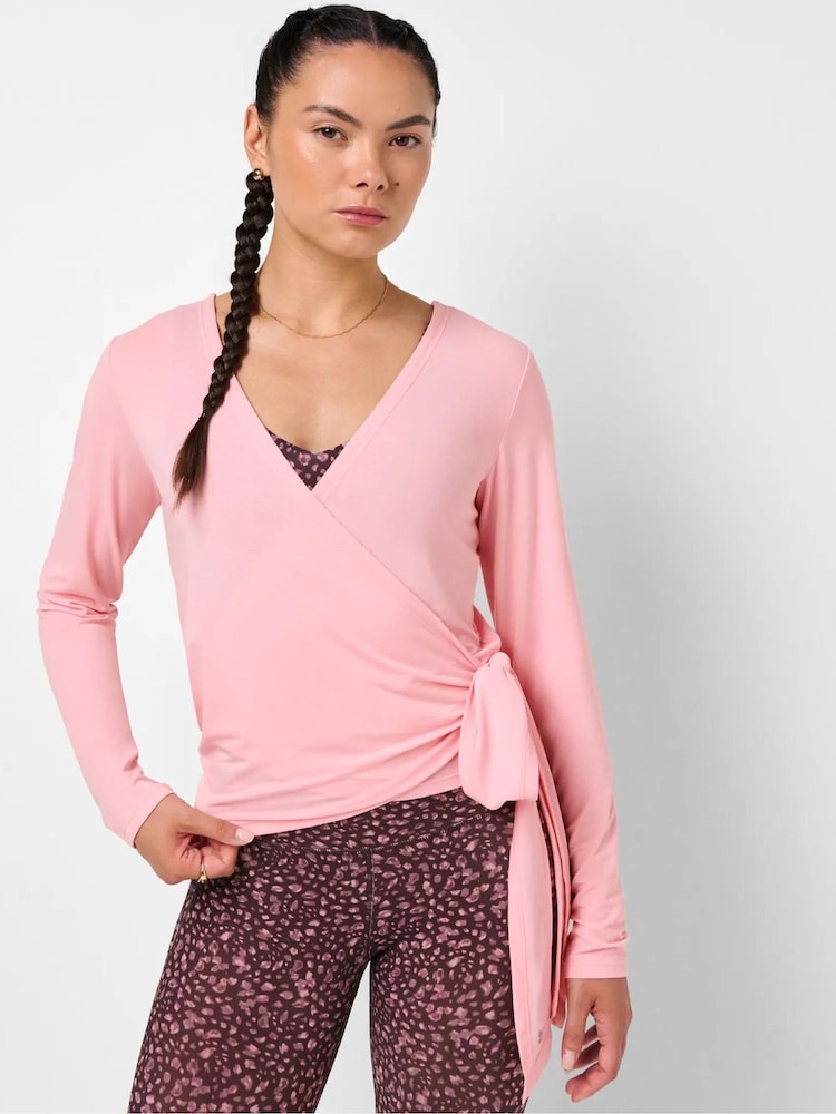وردي - رداء عُلوي Wear Your Way بكُم طويل من تشكيلة Soft Flow Studio من Sweaty Betty - صورة 2 من 6 وردي - رداء عُلوي Wear Your Way بكُم طويل من تشكيلة Soft Flow Studio من Sweaty Betty - صورة 2 من 6