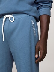 بنطلون رياضي مريح أزرق Monotype من Tommy Hilfiger - صورة 4 من 5