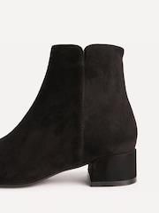 أسود سويد - Linzi Outline Low Block Heeled Ankle Boots - صورة 4 من 5