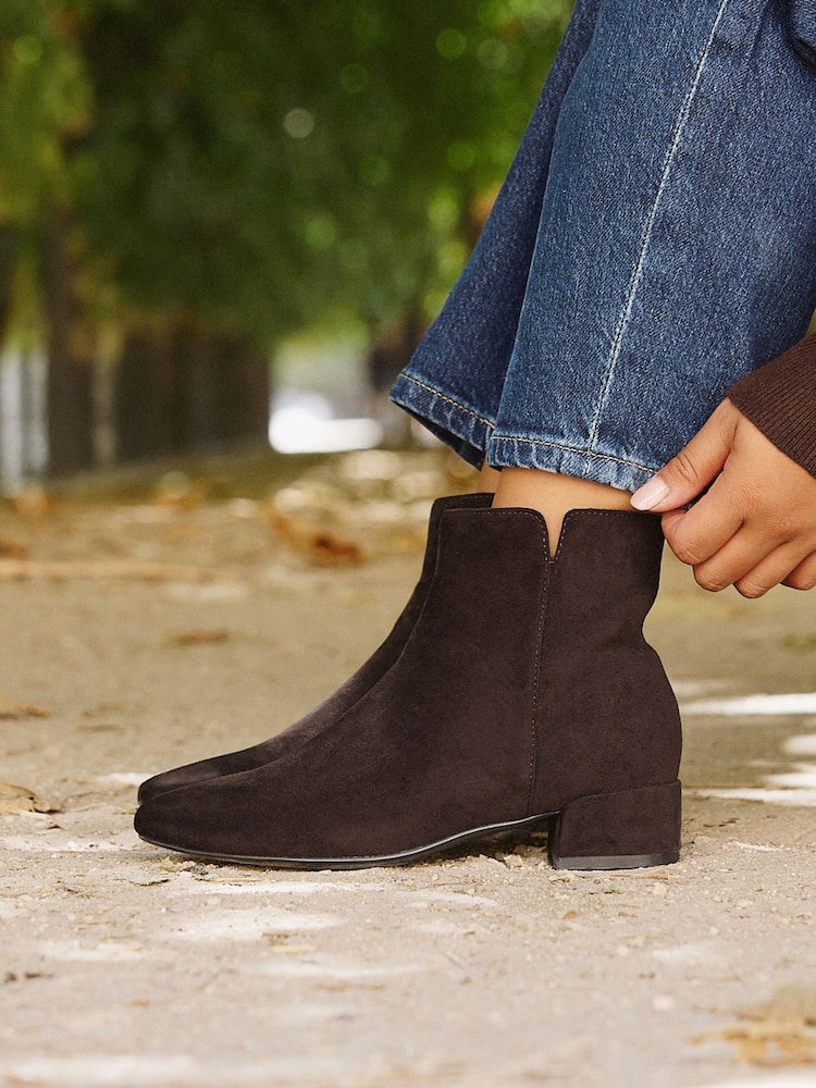 بني - Linzi Outline Low Block Heeled Ankle Boots - صورة 2 من 6 بني - Linzi Outline Low Block Heeled Ankle Boots - صورة 2 من 6
