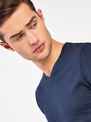 Marineblau/blau - Schmale Passform - Essential T-Shirt mit V-Ausschnitt - Bild 3 von 4