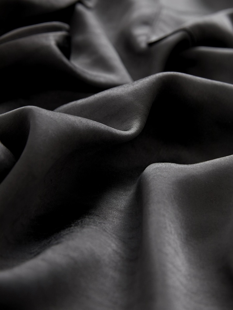 Schwarz - Jogginghose aus Satinmaterial - Bild 6 von 6 Schwarz - Jogginghose aus Satinmaterial - Bild 6 von 6